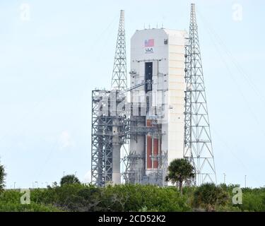 Cape Canaveral Air Force Station, Florida, USA. August 2020. Eine United Launch Alliance (ULA) Delta IV Heavy Rakete wird am Mittwoch, den 26. August 2020, auf der Cape Canaveral Air Force Station in Florida für den Start vom Complex 37 vorbereitet. An Bord ist eine klassifizierte Nutzlast für das US National Reconnaissance Office. Die Markteinführung ist für den frühen Morgen am 27. August geplant. Foto von Joe Marino/UPI Kredit: UPI/Alamy Live Nachrichten Stockfoto