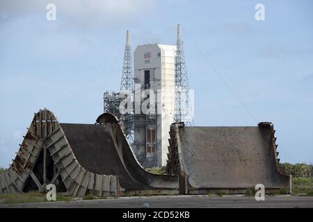 Cape Canaveral Air Force Station, Florida, USA. August 2020. Blast Deflectors aus einem alten Startrakkomplex Rahmen eine United Launch Alliance (ULA) Delta IV Heavy Rakete, während sie für den Start von Complex 37 auf der Cape Canaveral Air Force Station, Florida am Mittwoch, 26. August 2020 vorbereitet wird. An Bord ist eine klassifizierte Nutzlast für das US National Reconnaissance Office. Die Markteinführung ist für den frühen Morgen am 27. August geplant. Foto von Joe Marino/UPI Kredit: UPI/Alamy Live Nachrichten Stockfoto