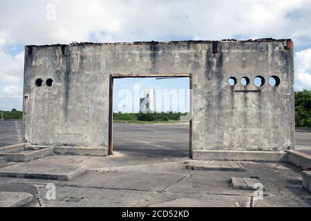 Cape Canaveral Air Force Station, Florida, USA. August 2020. Die Überreste eines Bodenstützungsgebäudes aus dem Komplex 34 Rahmen eine United Launch Alliance (ULA) Delta IV Heavy Rakete, da sie für den Start aus dem Komplex 37 auf der Cape Canaveral Air Force Station, Florida am Mittwoch, 26. August 2020 vorbereitet wird. An Bord ist eine klassifizierte Nutzlast für das US National Reconnaissance Office. Die Markteinführung ist für den frühen Morgen am 27. August geplant. Foto von Joe Marino/UPI Kredit: UPI/Alamy Live Nachrichten Stockfoto