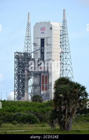 Cape Canaveral Air Force Station, Florida, USA. August 2020. Eine United Launch Alliance (ULA) Delta IV Heavy Rakete wird am Mittwoch, den 26. August 2020, auf der Cape Canaveral Air Force Station in Florida für den Start vom Complex 37 vorbereitet. An Bord ist eine klassifizierte Nutzlast für das US National Reconnaissance Office. Die Markteinführung ist für den frühen Morgen am 27. August geplant. Foto von Joe Marino/UPI Kredit: UPI/Alamy Live Nachrichten Stockfoto