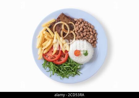 Brasilianisches Gericht. Bohnen, Reis, Fleisch, Chips, Kohl, Tomaten, Zwiebeln. Executive-Gericht. Gericht fertig. Draufsicht. Speicherplatz kopieren. Isoliert auf weißem Hintergrund Stockfoto