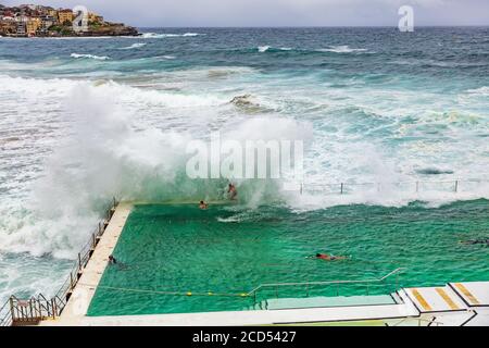 Bondi Beach Swimming Pool in Sydney, Australien Reise. Meereswellen stürzen auf berühmte beliebte Touristenattraktion an der Küste Stockfoto