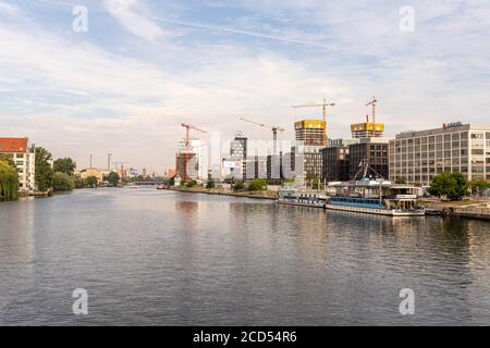 Bau am nördlichen Ufer der Spree aus Sicht der Oberbaumbrücke in Berlin, Deutschland Stockfoto