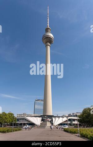 Der Fernsehturm, auf Deutsch bekannt als Fernsehturm, am Alexanderplatz im Zentrum Berlins Stockfoto