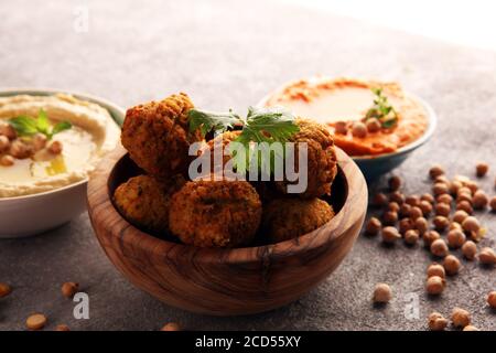 Traditioneller hausgemachter Hummus, Falafel und Kichererbsen im Hintergrund. Jüdische Küche. Stockfoto