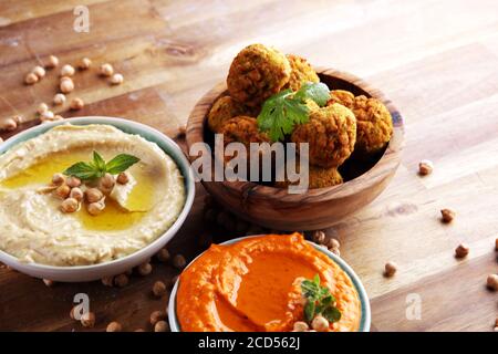Traditioneller hausgemachter Hummus, Falafel und Kichererbsen im Hintergrund. Jüdische Küche. Stockfoto