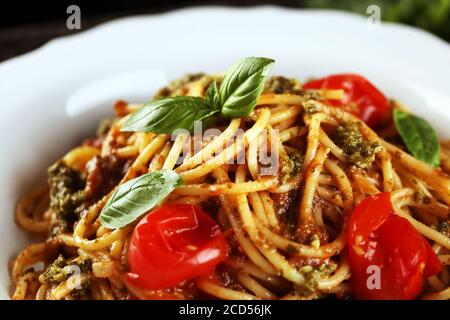 Teller mit leckeren Spaghetti Bolognaise oder Bolognese mit herzhaften Hackfleisch Rindfleisch und Tomatensauce garniert mit Parmesankäse Stockfoto