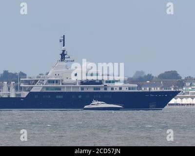 Sheerness, Kent, Großbritannien. August 2020. Das Luxus-Sunseeker-Motorboot 'Sirius A' von der Superyacht 'Le Grand Bleu' (die in der Themse-Mündung verankert ist) wurde heute bei einer Fahrt bis zum Sands End in London im Einsatz gesehen, bevor es am späten Nachmittag zurückkehrte. Die Superyacht ist im Besitz des Milliardärs Eugene Shvidler. Kredit: James Bell/Alamy Live Nachrichten Stockfoto