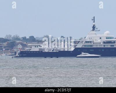 Sheerness, Kent, Großbritannien. August 2020. Das Luxus-Sunseeker-Motorboot 'Sirius A' von der Superyacht 'Le Grand Bleu' (die in der Themse-Mündung verankert ist) wurde heute bei einer Fahrt bis zum Sands End in London im Einsatz gesehen, bevor es am späten Nachmittag zurückkehrte. Die Superyacht ist im Besitz des Milliardärs Eugene Shvidler. Kredit: James Bell/Alamy Live Nachrichten Stockfoto