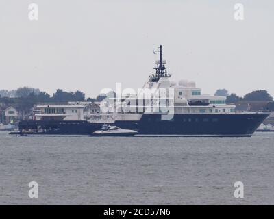 Sheerness, Kent, Großbritannien. August 2020. Das Luxus-Sunseeker-Motorboot 'Sirius A' von der Superyacht 'Le Grand Bleu' (die in der Themse-Mündung verankert ist) wurde heute bei einer Fahrt bis zum Sands End in London im Einsatz gesehen, bevor es am späten Nachmittag zurückkehrte. Die Superyacht ist im Besitz des Milliardärs Eugene Shvidler. Kredit: James Bell/Alamy Live Nachrichten Stockfoto