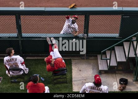 Washington, Usa. August 2020. Der Washington Nationals Outfielder Adam Eaton hat einen dreifachen Heimlauf-Ball von Philadelphia Phillies J.T. erwischt Realmuto, wie es in die Nationals Bullpen fällt, im Nationals Park in Washington, DC am Dienstag, 25. August 2020. Foto von Kevin Dietsch/UPI Kredit: UPI/Alamy Live News Stockfoto