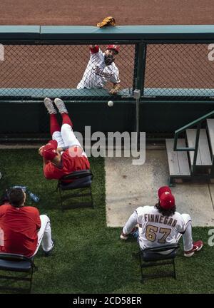 Washington, Usa. August 2020. Der Washington Nationals Outfielder Adam Eaton hat einen dreifachen Heimlauf-Ball von Philadelphia Phillies J.T. erwischt Realmuto, wie es in die Nationals Bullpen fällt, im Nationals Park in Washington, DC am Dienstag, 25. August 2020. Foto von Kevin Dietsch/UPI Kredit: UPI/Alamy Live News Stockfoto