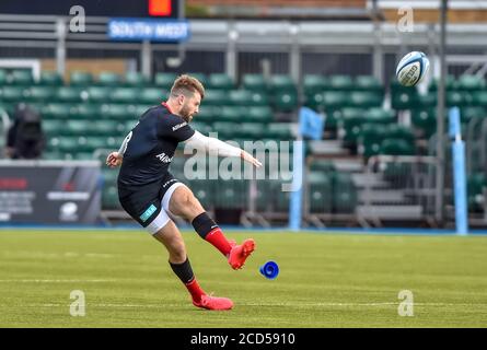 London, Großbritannien. August 2020. Elliot Daly von Saracens tritt für die Strafe früh in der ersten Hälfte während des Gallagher Premiership Rugby-Spiels zwischen Saracens und Gloucester im Allianz Park, London, England am 26. August 2020. Foto von Phil Hutchinson. Nur redaktionelle Verwendung, Lizenz für kommerzielle Nutzung erforderlich. Keine Verwendung bei Wetten, Spielen oder Veröffentlichungen einzelner Vereine/Vereine/Spieler. Kredit: UK Sports Pics Ltd/Alamy Live Nachrichten Stockfoto
