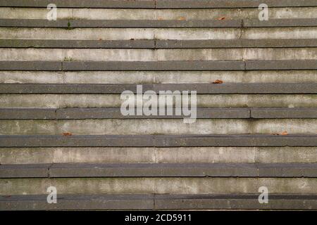 Vorderansicht einer schmutzigen Betontreppe Stockfoto