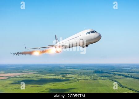 Explodierende und brennende Triebwerksflugzeuge nach dem Start vom Flughafen in Der blaue Himmel vor dem Absturz nach unten Stockfoto