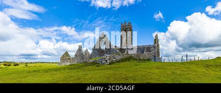 Ruinen des Rosserrilly Friary in der Grafschaft Galway, Irland Stockfoto