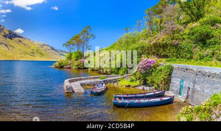 Kleine Boote, die am Flussufer, Westirland, festgemacht sind Stockfoto