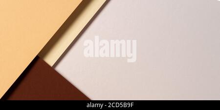 Abstrakte Farbpapiere Geometrie flach Lay Komposition Hintergrund mit braunen, gelben, beige Farbtöne Stockfoto