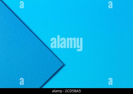 Abstrakte blaue Farbe Papiere Geometrie flach Lay Komposition Hintergrund Stockfoto