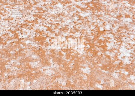 Nahaufnahme der besten und höchsten Salzqualität, eine dünne Kruste schwimmend in den Salzterrassen und Teichen von Maras genannt Fleur de Sel, Provinz Cusco, Peru Stockfoto