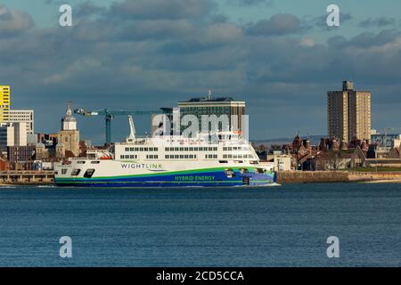 Autofähre Victoria of Wight vorbei an den heißen Mauern in Portsmouth auf dem Weg zur Isle of Wight. Stockfoto