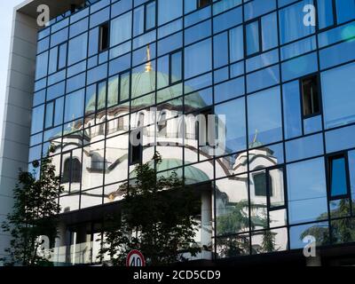 Außenansicht der Kirche St. Sava spiegelt sich in einem modernen Gebäude, Belgrad, Serbien Stockfoto