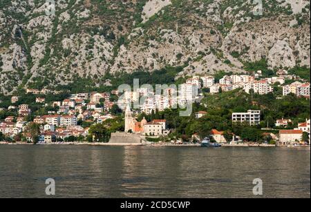 Gebäude am Ufer der Bucht von Kotor, Perast, Montenegro Stockfoto