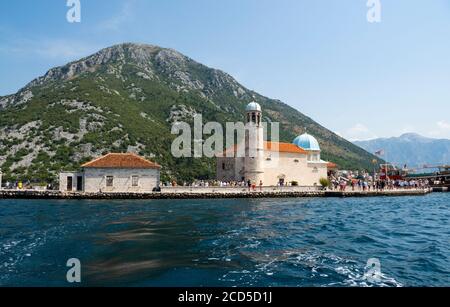 Touristen besuchen von Menschen gemachte Insel, Unsere Liebe Frau von den Felsen, Perast, Bucht von Kotor, Montenegro Stockfoto