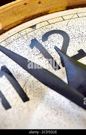 Detail der alten Vintage-Uhr zeigt 2 Minuten bis 12 Uhr. Silvester- oder Countdown-Konzept. Stockfoto