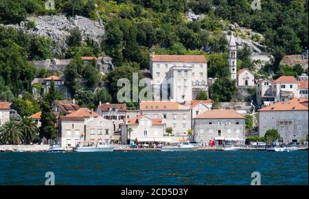 Gebäude am Ufer der Bucht von Kotor, Perast, Montenegro Stockfoto