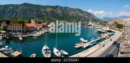 Blick auf Hafen und Boote, Kotor, Montenegro Stockfoto