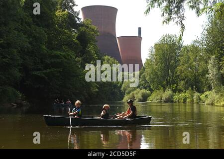 Menschen rudern in gemieteten Kanus auf dem Fluss Severn at Ironbridge in Shropshire, Großbritannien Stockfoto