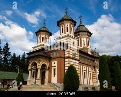 Außenansicht der Biscerica Mare (große Kirche) erbaut 1864 im Kloster Sinaia, Siebenbürgen, Rumänien Stockfoto