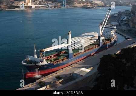 Das Frachtschiff BBC Peru in Maltas Grand Harbour mit Eine Ladung von Rotorblättern für Windkraftanlagen an Deck Stockfoto