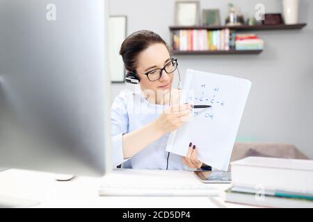 Online-Lektion.E-Learning. Der Lehrer führt die Lektion online durch. Stockfoto