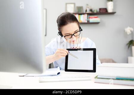 Online-Lektion.E-Learning. Der Lehrer führt die Lektion online durch. Stockfoto