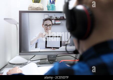 Online-Lektion.E-Learning. Der Lehrer führt die Lektion online durch. Stockfoto