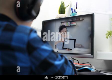 Online-Lektion.E-Learning. Der Lehrer führt die Lektion online durch. Stockfoto