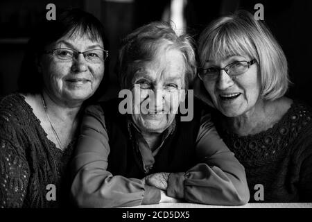 Porträt einer alten Frau mit zwei erwachsenen Töchtern. Schwarzweiß-Fotografie. Stockfoto