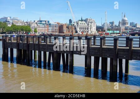 Hölzerner Pier am Ufer der Themse mit der St Pauls Cathedral und der London Skyline im Hintergrund. London, Großbritannien. Stockfoto