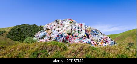 Landschaft mit Felsformation mit Graffiti und sanften Hügeln vandalisiert Stockfoto