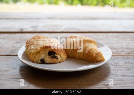 Zwei Croissants auf einem weißen Teller Stockfoto