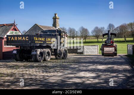 Sentinel Tarmac Truck & Road Roller Stockfoto