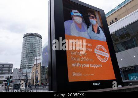 Da die Zahl der Covid-19-Fälle in Birmingham in den letzten Wochen zugenommen hat und die Stadt als ein Bereich der verstärkten Unterstützung auf der Beobachtungsliste des britischen Coronavirus für kritische Gebiete hinzugefügt wurde, die von einer lokalen Sperrung bedroht sind, Ein Hospiz mit zwei medizinischen Mitarbeitern, die Gesichtsmasken tragen, in der Nähe des legendären Rotunda-Gebäudes im Stadtzentrum am 24. August 2020 in London, Großbritannien. Da andere Gebiete in den Midlands lokalisiert gesperrt sind, werden Menschen und Unternehmen aufgefordert, den Coronavirus-Empfehlungen für den Arbeitsplatz und das Familienleben zu folgen, um das Risiko zu verringern. Stockfoto
