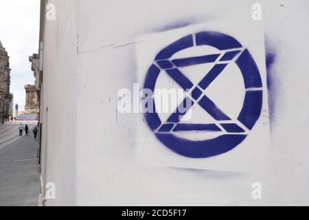 Extinction Rebellion Logo auf einer Wand am 24. August 2020 in Birmingham, Großbritannien. Extinction Rebellion ist eine Klimagruppe, die 2018 gegründet wurde und eine große Gruppe von Menschen gewonnen hat, die zu friedlichen Protesten verpflichtet sind. Diese Proteste zeigen, dass die Regierung nicht genug tut, um katastrophale Klimaveränderungen zu vermeiden und die Regierung zu fordern, radikale Maßnahmen zur Rettung des Planeten zu ergreifen. Stockfoto