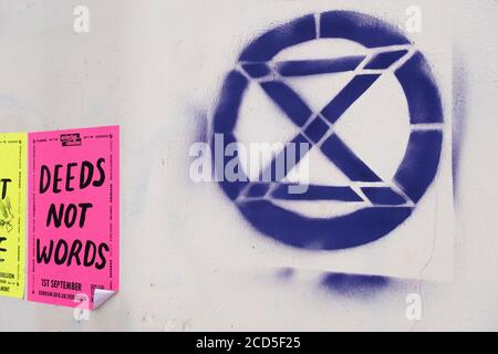 Extinction Rebellion Logo auf einer Wand am 24. August 2020 in Birmingham, Großbritannien. Extinction Rebellion ist eine Klimagruppe, die 2018 gegründet wurde und eine große Gruppe von Menschen gewonnen hat, die zu friedlichen Protesten verpflichtet sind. Diese Proteste zeigen, dass die Regierung nicht genug tut, um katastrophale Klimaveränderungen zu vermeiden und die Regierung zu fordern, radikale Maßnahmen zur Rettung des Planeten zu ergreifen. Stockfoto