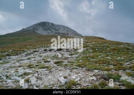 Letztes Licht des Tages über dem Berg Bastiments. Naturpark Capçaleres del Ter i del Freser. Katalonien. Spanien. Stockfoto