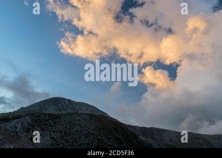 Sonnenuntergang über dem Berg Bastiments. Naturpark Capçaleres del Ter i del Freser. Katalonien. Spanien. Stockfoto