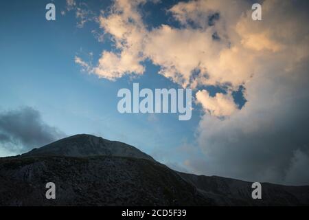 Sonnenuntergang über dem Berg Bastiments. Naturpark Capçaleres del Ter i del Freser. Katalonien. Spanien. Stockfoto