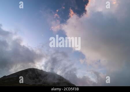 Sonnenuntergang über dem Berg Bastiments. Naturpark Capçaleres del Ter i del Freser. Katalonien. Spanien. Stockfoto